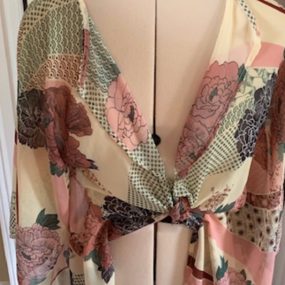 BISOU  Bisou Floral Kimono Size Small